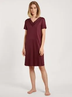 Calida Glamorous Nights Sleepshirt Kurzarm, Länge 95cm Dark Cherry -Unterwäsche Verkäufe Calida Glamorous Nights Sleepshirt Kurzarm Laenge 95cm rot 34197 177 1