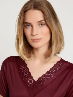 Calida Glamorous Nights Sleepshirt Kurzarm, Länge 95cm Dark Cherry -Unterwäsche Verkäufe Calida Glamorous Nights Sleepshirt Kurzarm Laenge 95cm rot 34197 177 3