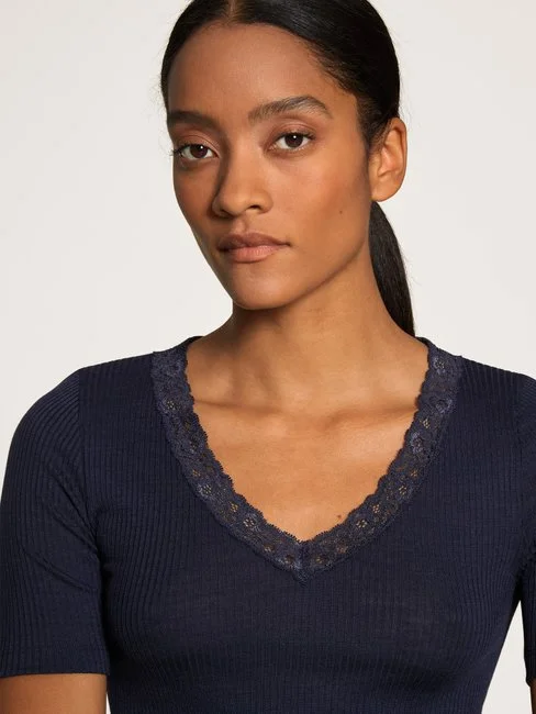 Calida Silky Wool Joy Kurzarm-Shirt Aus Wolle-Seide Dark Lapis Blue 6 Calida Silky Wool Joy Kurzarm-Shirt Aus Wolle-Seide Dark Lapis Blue – Bild 4