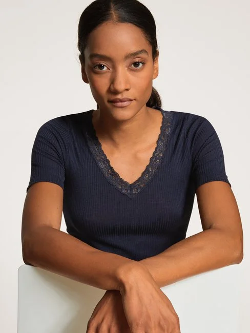 Calida Silky Wool Joy Kurzarm-Shirt Aus Wolle-Seide Dark Lapis Blue 7 Calida Silky Wool Joy Kurzarm-Shirt Aus Wolle-Seide Dark Lapis Blue – Bild 5