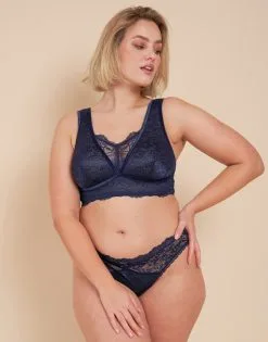 SugarShape Bralette "Eliana Velvet" Navy -Unterwäsche Verkäufe sugarshape bralette brazilian slip eliana velvet navy front packshot model sand single bhs 80 97 5 hs 110 full 2