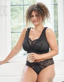 SugarShape String "Eliana Velvet" Black 21 SugarShape String "Eliana Velvet" Black -Unterwäsche Verkäufe sugarshape bralette string eliana velvet black front editorial single bhs 85 107 5 hs 110 full 21