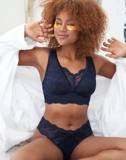 SugarShape Bralette "Eliana Velvet" Navy -Unterwäsche Verkäufe sugarshape bralette string eliana velvet navy front editorial single bhs 75 90 hs 105 full 1