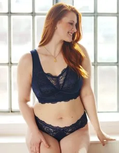 SugarShape String "Eliana Velvet" Navy 14 SugarShape String "Eliana Velvet" Navy -Unterwäsche Verkäufe sugarshape bralette string eliana velvet navy front editorial single bhs 90 1075 hs 115 full 4 1