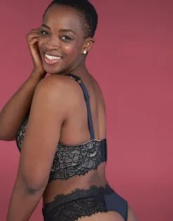 SugarShape String "Sophia" Black/beige -Unterwäsche Verkäufe sugarshape bralette string sophia side packshot model mauve single bhs 75 92 5 hs 105 crop 1 1