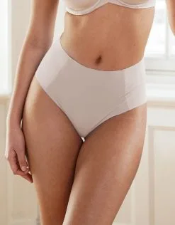 SugarShape High-Brazilian-Slip "Invisible" Sand 11 SugarShape High-Brazilian-Slip "Invisible" Sand -Unterwäsche Verkäufe sugarshape high brazilian slip invisible sand front editorial single crop 2