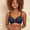 SugarShape BH "Eliana Velvet" Navy -Unterwäsche Verkäufe sugarshape spitzen bh eliana velvet navy front packshot model sand single bhs 75 90 crop 1